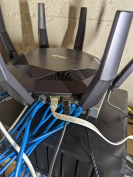 Building a Home Wi-Fi Network Correctly: Judging from the number of network cables, it looks like someone has a great home network wiht best Wi-Fi coverage.