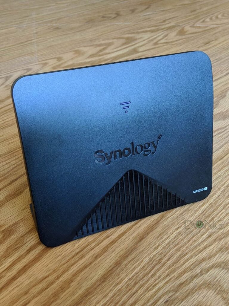 Synology MR2200ac Front